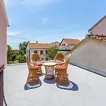 Quaint Apartment With Garden In Medulin