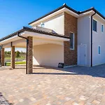 4 Bedroom Stunning Home In Nedescina