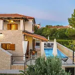 3 Bedroom Nice Home In Peroj