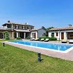 Villa St, Martina