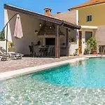 1 Bedroom Awesome Apartment In Pula