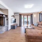 Gorgeous Home In Roc With Wifi