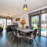 Apartment Rose With A Pool In Medulin