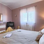Cozy Apartment In Stinjan With Wifi