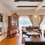 Cozy Apartment In Stinjan With Wifi