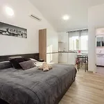 Villa Horizon For 18 People Near Pula With Large Garden And Children Playground