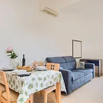 Preiswertes Apartment Mit Stylischem Interiour, Babybett, Spielplatz