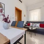 Villa Livia With Three Nice Apartments, Swimming Pool, Childrens Playground, Barbecue And Free Parking