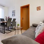 Villa Livia With Three Nice Apartments, Swimming Pool, Childrens Playground, Barbecue And Free Parking