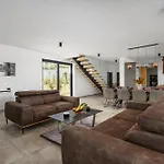 Villa De La Vie With Heated Swimming Pool