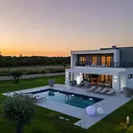 New! Luxury Villa Epic 4 & 5 Two Heated Pool 50 M2