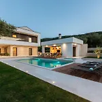 Luxurious Villa Laurea Near Labin With Pool, Sauna & Sea View