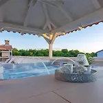 Moderne Ferienwohnung Mit Jacuzzi
