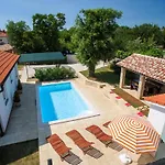 Haus Daniela Mit Ueberdachter Terrasse Und Pool