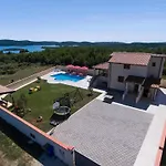 Nettes Ferienhaus In Pomer Mit Privatem Pool