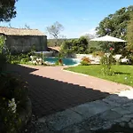 Traditionelles Steinhaus Mit Gemeinschaftspool