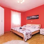 Charmantes Ferienhaus In Marceljani Mit Privatem Pool