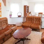 Charmantes Ferienhaus In Marceljani Mit Privatem Pool