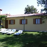 Charmantes Ferienhaus In Bartici Mit Terrasse