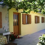 Charmantes Ferienhaus In Bartici Mit Terrasse
