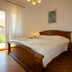 Ferienwohnung Gina Mit Terrasse, Grill Und Liegen