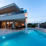 Luxurioese Villa Perla Mit Pool Und Jacuzzi