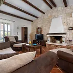 Landhausvilla Mit Panoramablick Und Garten