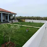 Ferienhaus In Petrovija Mit Grosser Terrasse