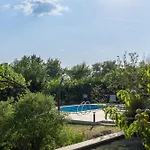 Attraktive Wohnung Mit Privatem Pool
