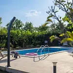 Attraktive Wohnung Mit Privatem Pool