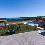 Nettes Ferienhaus In Pomer Mit Privatem Pool