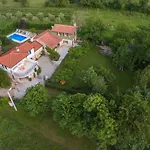 Gemuetliches Ferienhaus In Ruzici Mit Offenem Kamin
