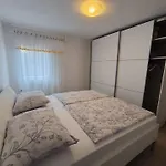 Wohnung In Pula Mit Terrasse, Garten Und Grill