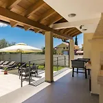 Beeindruckende Luxusvilla Mit Beheiztem Privatpool