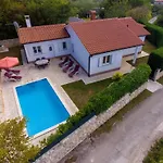 Haus Mia Privatsphaere Und Eingezaeuntes Grundstueck