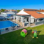 Schoene Villa Beauty Fuer 6 Personen Und 1 Kind
