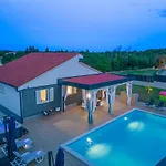 Schoene Villa Beauty Fuer 6 Personen Und 1 Kind