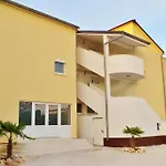 Appartement In Funtana Mit Grill