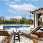 Villa Mirela Mit Garten Und Einem Schoenen Pool