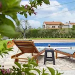 Villa Mirela Mit Garten Und Einem Schoenen Pool