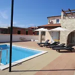 Ferienhaus Mit Pool, Terrasse Und Parkplatz