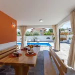 Geraeumige Villa Deni Mit Pool