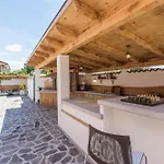 Geraeumige Villa Deni Mit Pool