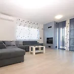 Ferienhaus Mit Grill Fuer 14 Personen In Pula