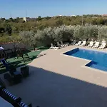 Ferienhaus Mirjana Mit Eingezaeuntem Garten