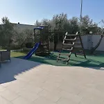 Ferienhaus Mirjana Mit Eingezaeuntem Garten