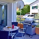 Wohnung In Dajla Mit Terrasse Und Grill