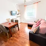 Villa Fortuna Fuer Bis Zu 9 Personen Und Mit Beheiztem Aussenpool