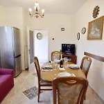 Zwei-Zimmer-Wohnung In Der Naehe Des Meeres Umag