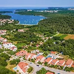 5 Bedroom Cozy Apartment In Banjole